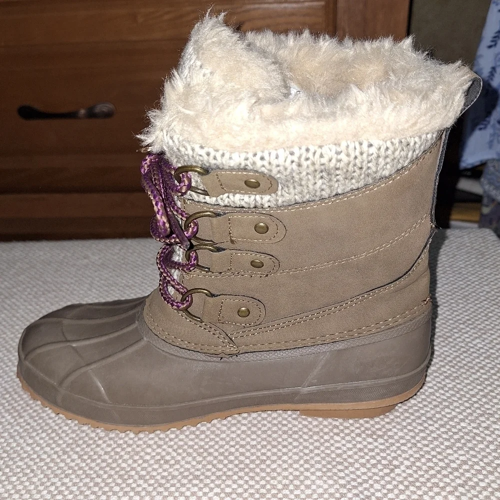 Khombu Kerigan Brown Fur-Lined Winter Boots with Purple Laces